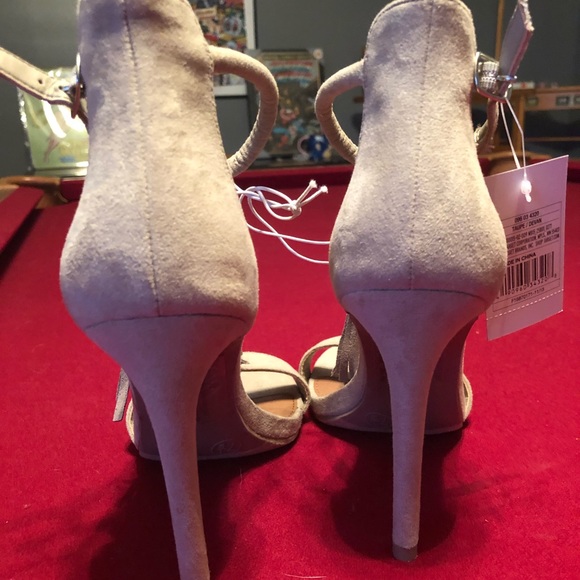 NWT ADORABLE Taupe Suede Heels - Picture 4 of 5